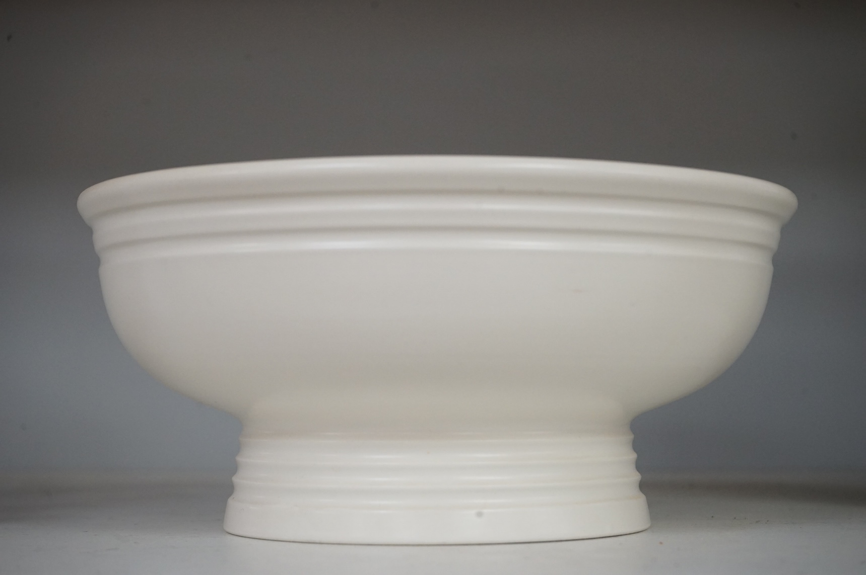 Keith Murray for Wedgwood, a cream ribbed bowl, diameter 22cm